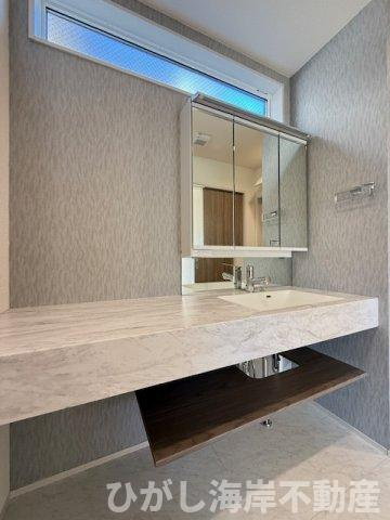 平塚市東中原1丁目　新築戸建の独立洗面台|三面鏡化粧台