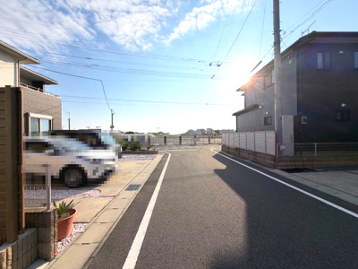 【前面道路含む現地写真】 | 館林市東広内町　カーポート付4LDK