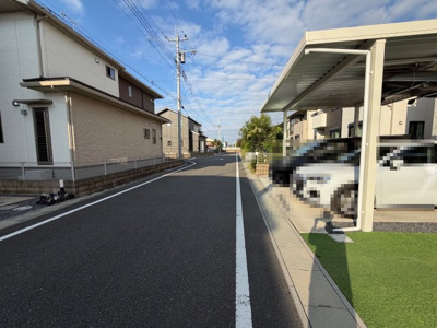 【前面道路含む現地写真】 | 館林市東広内町　カーポート付4LDK