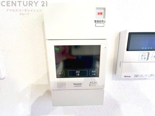 訪問者が来たときにテレビ画面で確認できるため、安心してドアを開けられます。録画機能があるものもあり、留守中に来訪者を記録しておくことができます。利便性が高く、セキュリティ面でも安心です。