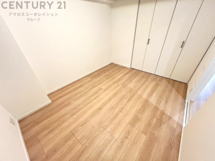 明るい色合いのフローリングとクロスを使用した洋室は家具やインテリアとも調和しやすく空間が広く感じられ開放感を生み出します。自然光を効果的に反射し、室内を明るく保つため、日中の照明使用を抑えられます。