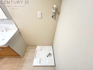 洗濯物の仕分け作業がしやすく、整理整頓が容易になります。洗濯音や湿気を他の部屋に持ち込まず、生活環境を快適に保ちます。上部を活用すれば収納スペースを確保でき洗剤や洗濯用品の整理もしやすくなります。