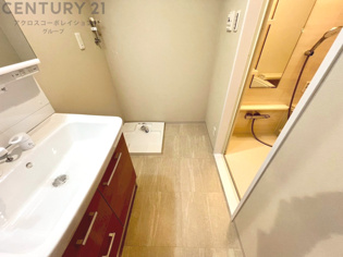 衣服の収納や脱ぎ着や整理整頓がしやすく、湿った衣類を乾燥させるスペースがありカビや臭いの発生を防ぎます。床の汚れを他の部屋に持ち込まず清潔を保つことができます。また快適な入浴環境の整備にも役立ちます。