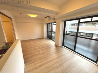 キッチン前のダイニングスペース　カウンターキッチンから料理の受け渡し等に便利です。ダイニングセットを置いても十分な広さを確保。