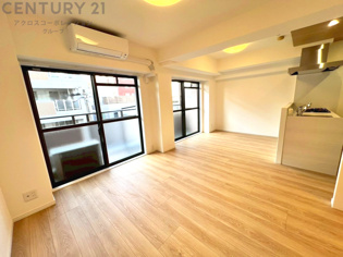 リビングダイニングは家族や友人とのコミュニケーションを楽しむ場所でくつろぎながら食事や会話を楽しめ、多目的に利用できリラックスできる空間です。家庭内の中心として機能し、快適な生活をサポートします。