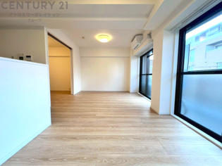 キッチン前のダイニングスペース　カウンターキッチンから料理の受け渡し等に便利です。ダイニングセットを置いても十分な広さを確保。