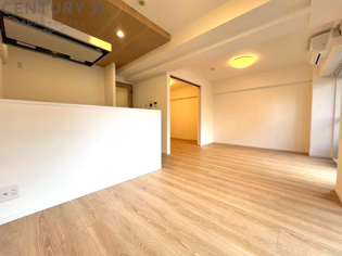 キッチン前のダイニングスペース　カウンターキッチンから料理の受け渡し等に便利です。ダイニングセットを置いても十分な広さを確保。