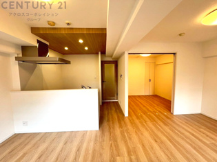 キッチン前のダイニングスペース　カウンターキッチンから料理の受け渡し等に便利です。ダイニングセットを置いても十分な広さを確保。