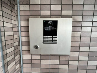 オートロック式エントランスは他の住民や外部の人間が簡単に出入りできないため、個々の住戸が安全に保たれます。同時に、訪問者が来訪する場合にはインターホン等で確認することができ、不要な来客を遮断できます。