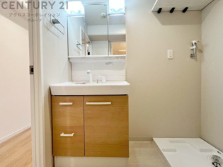 化粧品や洗顔料、歯ブラシなどの必需品をまとめて置ける収納スペースがあり、使用するたびに取り出す手間が省けます。また、水回りのため、濡れても大丈夫な素材が使用されており、お手入れが簡単です。