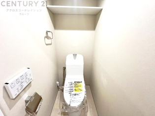 温水洗浄便座付トイレは温水洗浄機能により、暖かい水でおしりを洗浄することができ、冷たい水を使う従来の便座に比べ、温水洗浄機能で暖かいトイレを提供し、快適な使用を可能にします。