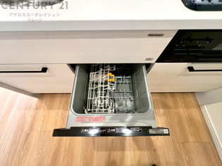 手洗いに比べて時間や労力を節約できることです。また、高温のお湯で洗浄されるため、雑菌や細菌を殺菌する効果もあります。さらに、乾燥機能があるため、手で拭く手間も省け衛生的に保管できます。