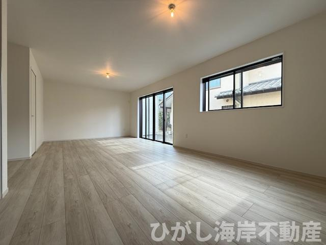 茅ヶ崎市旭が丘　新築戸建　全３棟の居間・リビング|21.6帖　床暖房付LDK