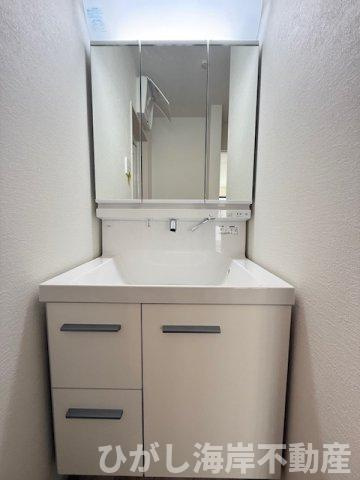 茅ヶ崎市旭が丘　新築戸建　全３棟の独立洗面台|三面鏡化粧台
