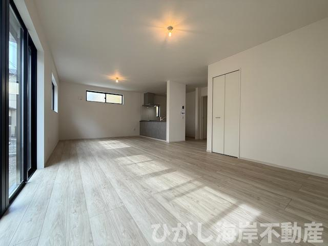 茅ヶ崎市旭が丘　新築戸建　全３棟の居間・リビング|21.6帖　床暖房付LDK