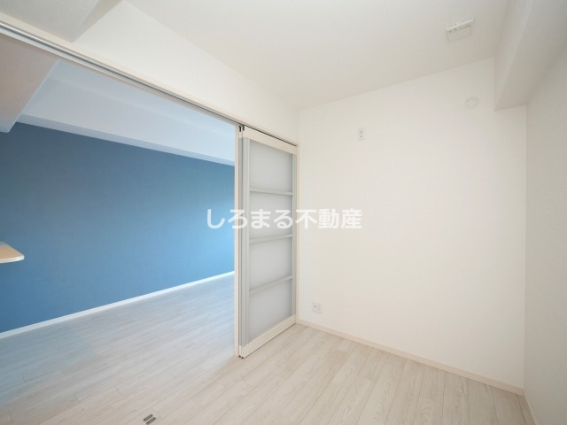 Alivis北梅田の洋室