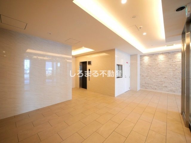 Alivis北梅田のロビー