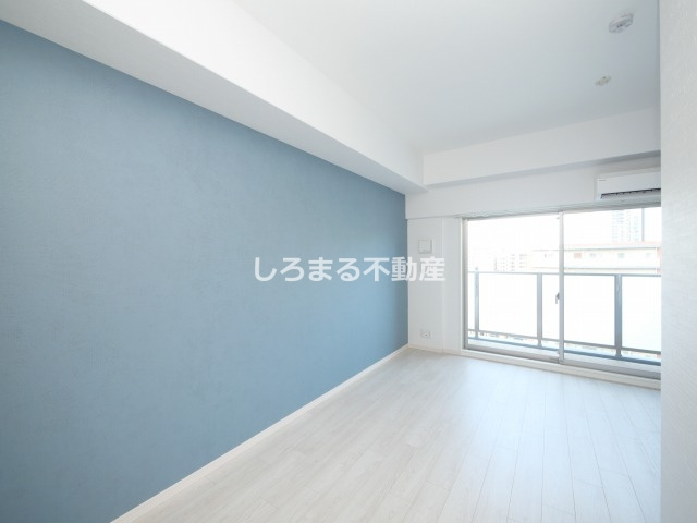 Alivis北梅田の洋室