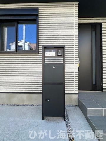 茅ヶ崎市浜須賀　新築戸建　全４棟の玄関|宅配ボックス機能付門柱