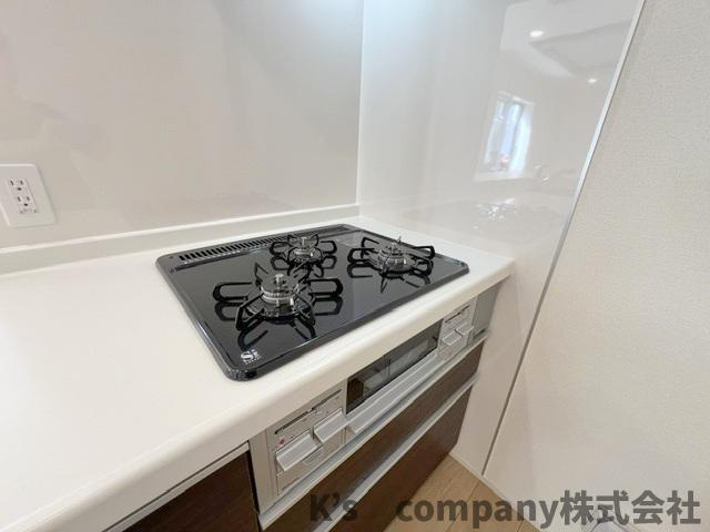 ◎高座郡寒川町倉見　新築戸建　1号棟のキッチン|三口ガスコンロでお料理の幅が広がります◇