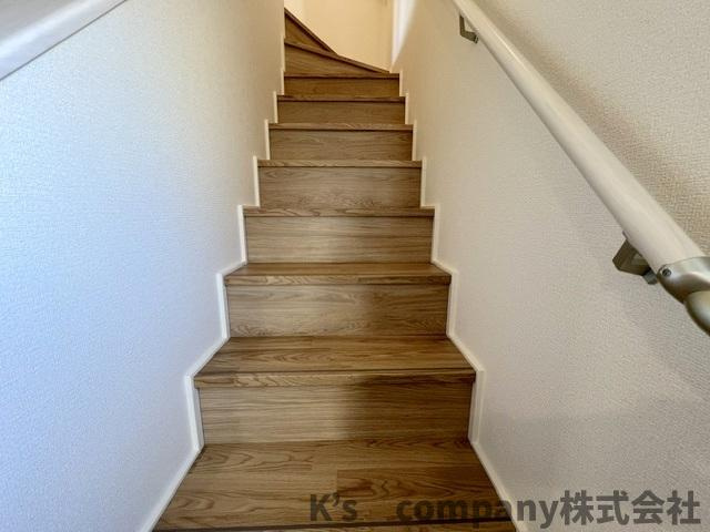 ◎高座郡寒川町倉見　新築戸建　1号棟の内装|手すり付きの階段☆小さいお子様やご年配の方にも優しい仕様◇