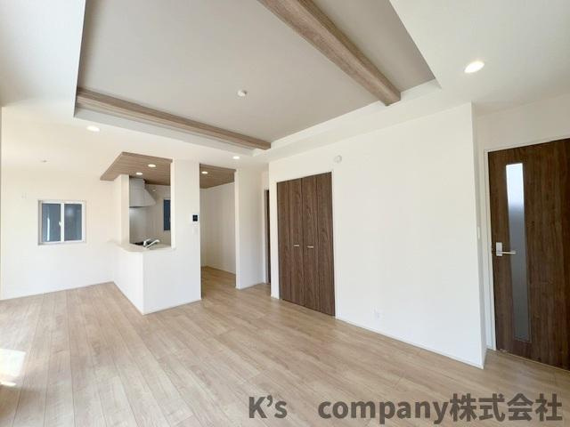 ◎高座郡寒川町倉見　新築戸建　1号棟の居間・リビング|リビングゆったり17.2帖◇上部は折り上げ天井で開放感が感じられます◇