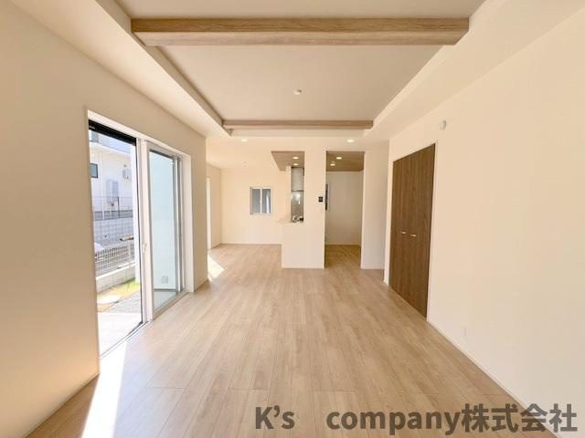 ◎高座郡寒川町倉見　新築戸建　1号棟の居間・リビング|正面にはご家族が自然と集まるカウンタ―キッチン☆
