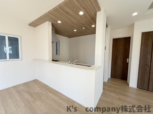 ◎高座郡寒川町倉見　新築戸建　1号棟のキッチン|ポップアップ天井のキッチンはメリハリがありおしゃれな印象です◇
