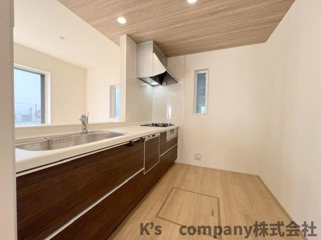 ◎高座郡寒川町倉見　新築戸建　1号棟のキッチン|キッチンの後方には食器棚を置くことができるスペースがあります◇