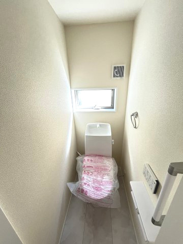 【内装】 | 福岡市南区屋形原2丁目第11　1号棟（全2棟）【仲介手数料無料・0円】 | 施工例。1階のトイレです。施工例は完成時と異なる場合があります。