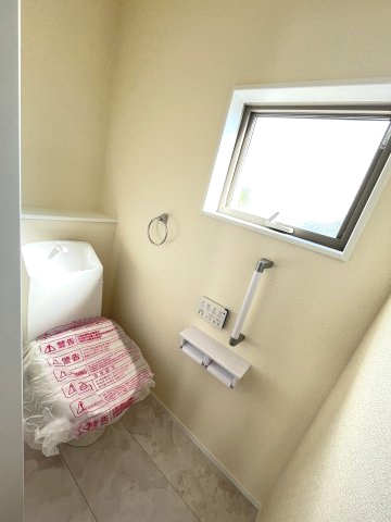 【内装】 | 福岡市南区屋形原2丁目第11　1号棟（全2棟）【仲介手数料無料・0円】 | 施工例。2階にもトイレです。施工例は完成時と異なる場合があります。