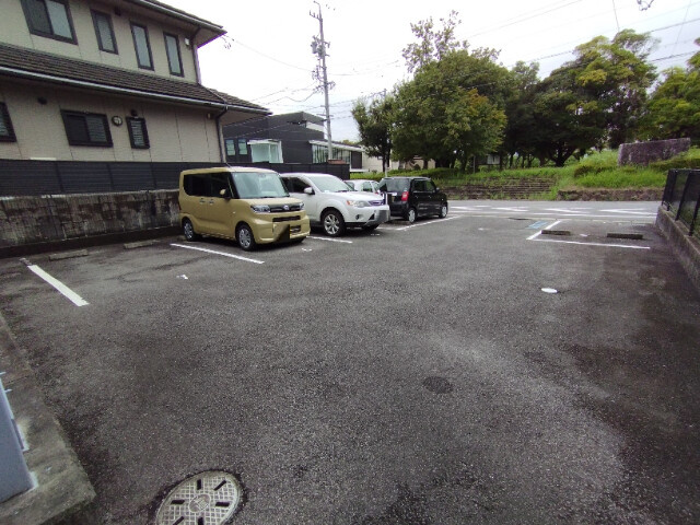 サープラス真宮の駐車場