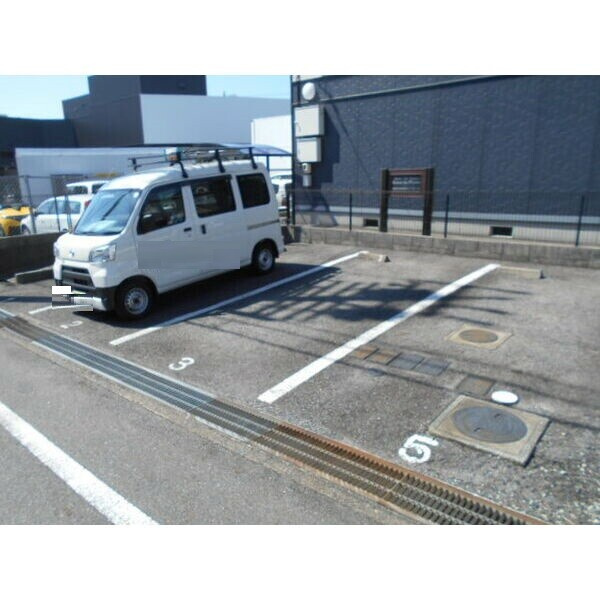 セゾン・デ・プリュムの駐車場