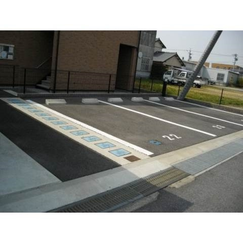 アンプルール　リーブル　ガーネットの駐車場