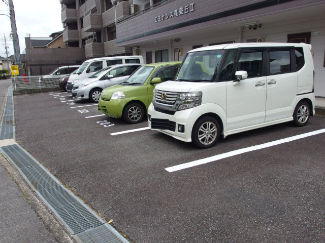エミナンス竜美丘Ⅱの駐車場