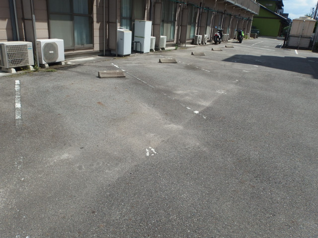 コンフォール野添の駐車場