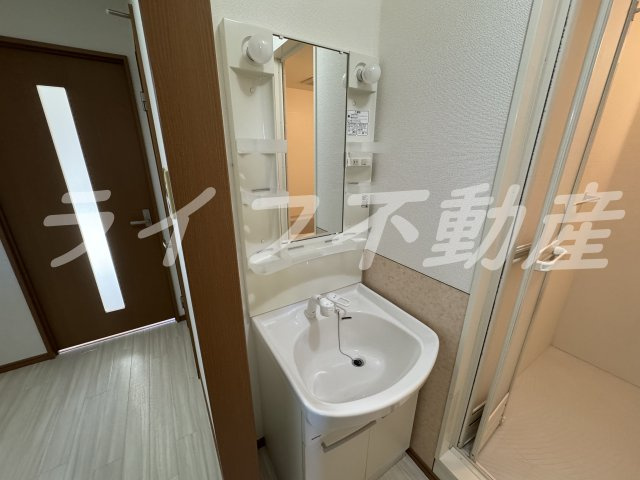 イーストフラワーの独立洗面台|独立洗面台、小物を置くことができて便利です