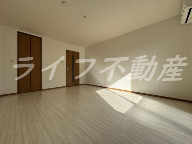 イーストフラワーの寝室|開放的な寝室です