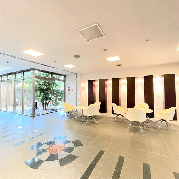 カーサビアンカ東岡崎のエントランス