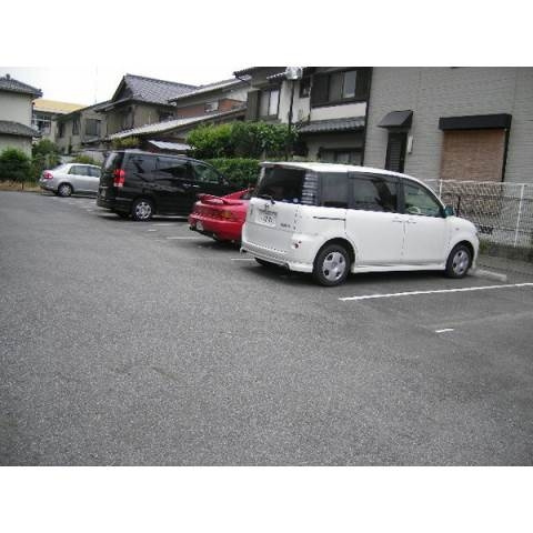 ロイヤル柴田の駐車場