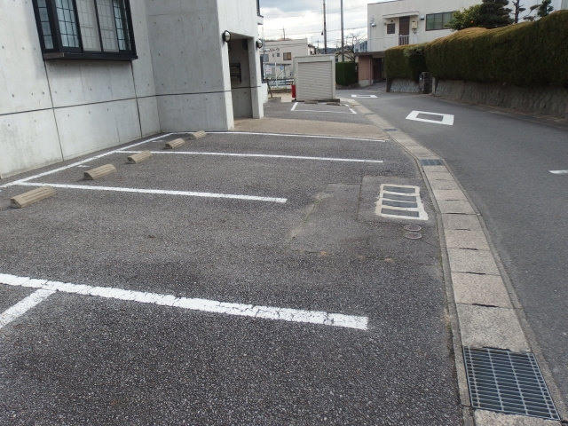 カーサ西真伝の駐車場