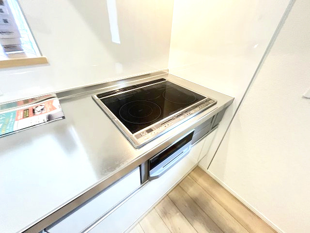 【キッチン】 | 大野城市乙金台2丁目第2・平屋　1号棟（全1棟）【仲介手数料無料・0円】 | 現地写真。IHクッキングヒーター