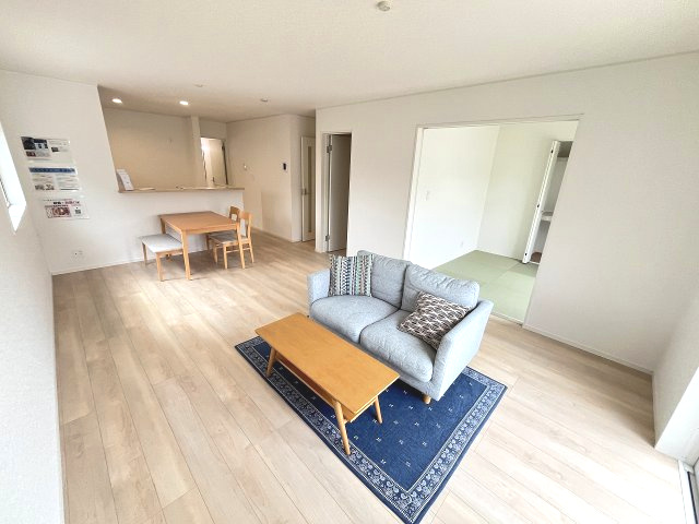 【居間・リビング】 | 大野城市乙金台2丁目第2・平屋　1号棟（全1棟）【仲介手数料無料・0円】 | 現地写真。リビングです。