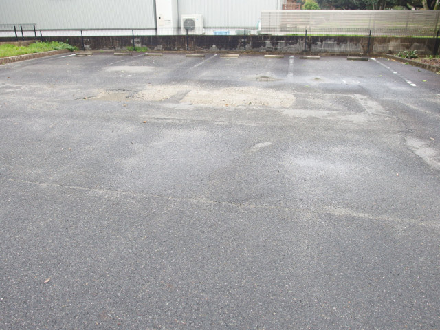 ノースフィールド杉山の駐車場