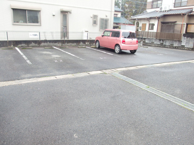 ノースフィールド杉山の駐車場