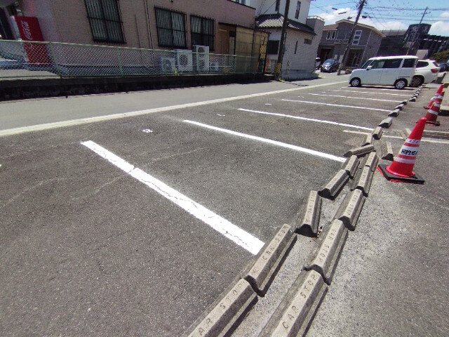 シャインハイム池端の駐車場