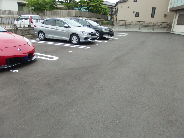 ファイン　リガシーの駐車場