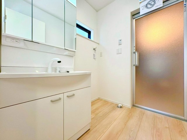 (同仕様写真)鏡の両サイドは、必要なものを取出しやすい棚タイプです。
使いやすいリフトアップ機能付きのシングルレバーシャワー水栓付です。