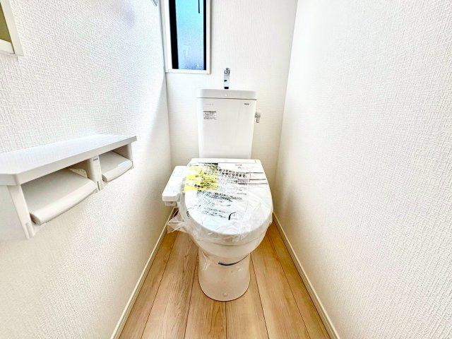 (同仕様写真)進化したフチ形状「スゴフチ」は、汚れてもサッとひとふきでお手入れカンタンです。強力な水流が便器鉢内のすみずみまで回り少ない水でもしっかり洗い流します