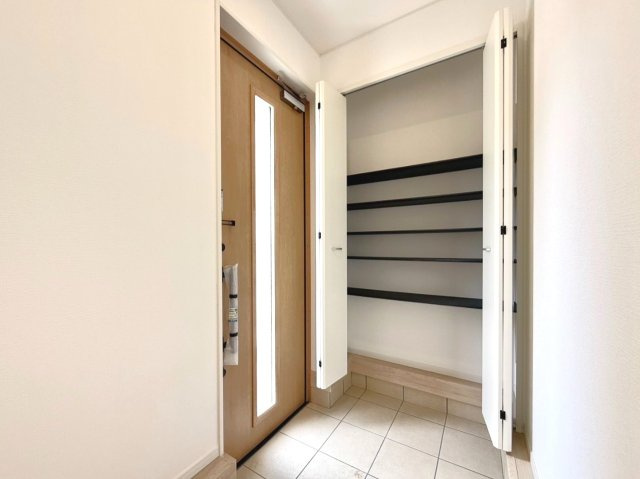 (同仕様写真)玄関には、大型のシューズ収納を設置しています。